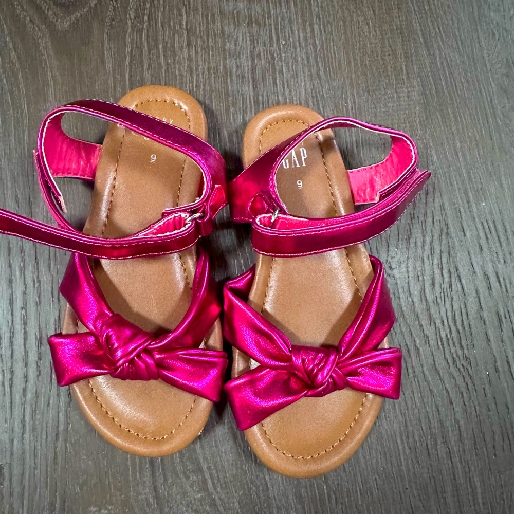 GAP SHINY MAGENTA SANDALS SIZE 9 TODDLER
